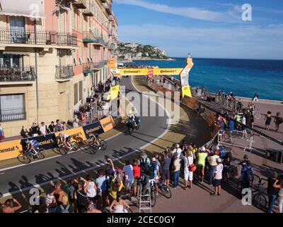 VUE AÉRIENNE depuis un mât de 6 mètres.Tour de France 2020, étape 2, à la marque 1 km avant la ligne d'arrivée.Alaphilippe dans le plomb.Nice, Côte d'Azur. Banque D'Images