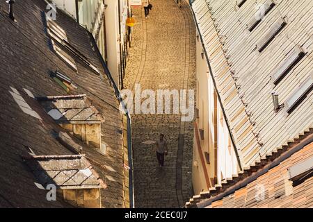 BRATISLAVA, SLOVAQUIE, 30 SEPTEMBRE 2016 : l'homme marche dans la rue pavée de la vieille ville de Bratislava. Vue de dessus. Vue en hauteur sur les toits rouges Banque D'Images