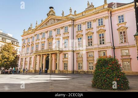 BRATISLAVA, 3 OCTOBRE 2016 : Palais des primates à Primacialne homonyme (place des primates). Le palais Primatial, siège de la signature de la quatrième paix de Pr Banque D'Images