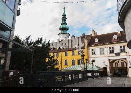 BRATISLAVA, SLOVAQUIE, 30 SEPTEMBRE 2016 : pont Saint-Michel, statue de John Nepomuk et tour de porte de Michaels, Bratislava, Slovaquie Banque D'Images