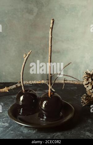 Pommes au caramel noir, prêtes à manger à l'automne pour Halloween Banque D'Images