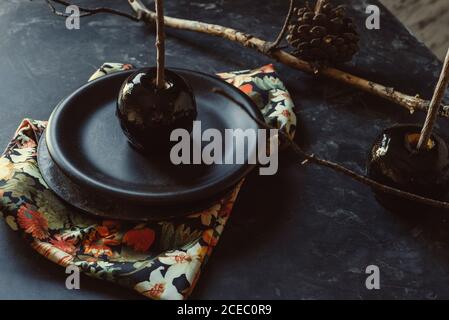 Pommes au caramel noir, prêtes à manger à l'automne pour Halloween Banque D'Images