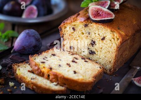 Gâteau aux figues et au chocolat ou gâteau aux prunes fraîchement cuit Banque D'Images