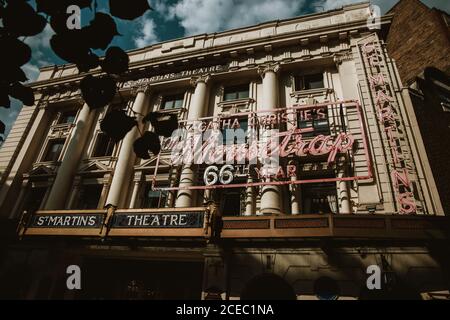 LONDRES, ROYAUME-UNI - 23 OCTOBRE 2018: Photo ci-dessous de la bannière néon décorant la façade du St Martin Theatre sur la rue de Londres, Angleterre Banque D'Images