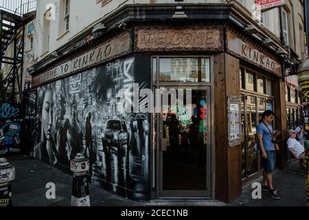 LONDRES, ROYAUME-UNI - 23 OCTOBRE 2018 : porte d'entrée d'un restaurant asiatique moderne dans la rue de Londres, Angleterre Banque D'Images