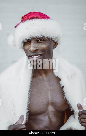 Homme noir excité en costume du Père Noël Banque D'Images