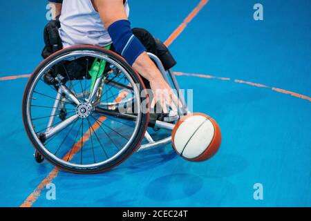 Des hommes sportifs handicapés en action lors d'un match de basket-ball en intérieur Banque D'Images
