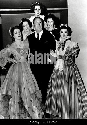 Directeur Robert Z,Leonard entouré par Greer Garson, Maureen O'Sullivan, Marsha Hunt, Ann Rutherford, Heather Angel, « Pride and Preference » (1940) fichier MGM référence # 34000-340THA Banque D'Images