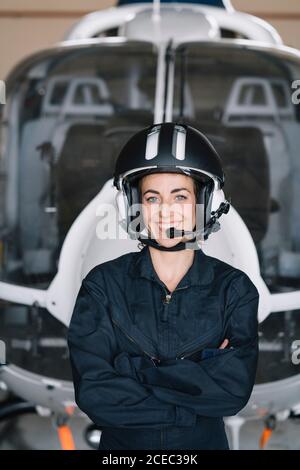 Portrait une femme attirante pilote d'hélicoptère dans le hangar Banque D'Images