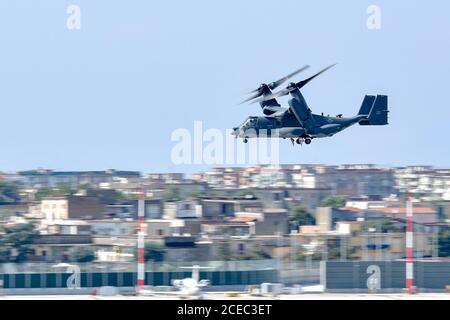 Une force aérienne américaine CV-22B Osprey, attachée à la 352d Special Operations Wing de la RAF Mildenhall, au Royaume-Uni, quitte Naval support Activity (NSA) Naples après le ravitaillement, le 12 août 2020. NSA Naples est une base opérationnelle à terre qui permet aux forces des États-Unis, alliées et partenaires d'être là où elles sont nécessaires, quand elles sont nécessaires pour assurer la sécurité et la stabilité en Europe, en Afrique et en Asie du Sud-Ouest. (É.-U. Photo de la marine par le spécialiste des communications de masse 1ère classe Donavan K. Patubo) Banque D'Images