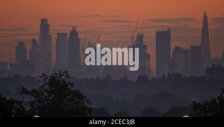 Wimbledon, Londres, Royaume-Uni. 1er septembre 2020. Pause-journée automnale au-dessus de Londres avec brume basse au-dessus des maisons de banlieue et ciel clair au-dessus des gratte-ciels des bureaux de la ville. Crédit : Malcolm Park/Alay Live News. Banque D'Images