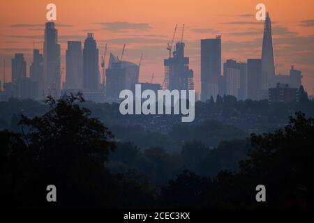 Wimbledon, Londres, Royaume-Uni. 1er septembre 2020. Pause-journée automnale au-dessus de Londres avec brume basse au-dessus des maisons de banlieue et ciel clair au-dessus des gratte-ciels des bureaux de la ville. Crédit : Malcolm Park/Alay Live News. Banque D'Images