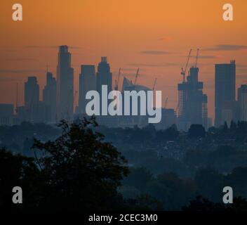 Wimbledon, Londres, Royaume-Uni. 1er septembre 2020. Pause-journée automnale au-dessus de Londres avec brume basse au-dessus des maisons de banlieue et ciel clair au-dessus des gratte-ciels des bureaux de la ville. Crédit : Malcolm Park/Alay Live News. Banque D'Images