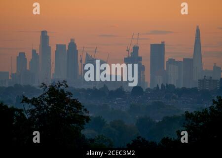 Wimbledon, Londres, Royaume-Uni. 1er septembre 2020. Pause-journée automnale au-dessus de Londres avec brume basse au-dessus des maisons de banlieue et ciel clair au-dessus des gratte-ciels des bureaux de la ville. Crédit : Malcolm Park/Alay Live News. Banque D'Images