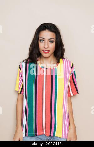 Jolie femme en chemise rayée Banque D'Images