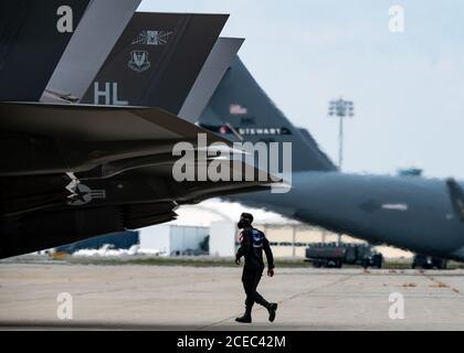 Le chef d'équipage de l'équipe de démonstration F-35A Lightning II, Airman principal de la Force aérienne des États-Unis, Malik McKenzie, inspecte le jet à son arrivée pour le New York Air Show 2020, le 27 août 2020, à la base de la Garde nationale aérienne Steward, New York. Le New York Air Show de 2020 a eu lieu en format drive-in et a également présenté l'équipe de démonstration F-22 Raptor et les Thunderbirds de la Force aérienne. (É.-U. Photo de la Force aérienne par le capitaine Kip Sumner) Banque D'Images