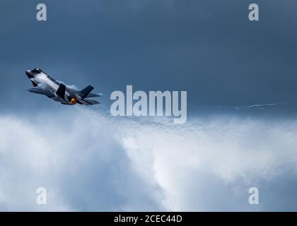 Kristin 'BEO' Wolfe, capitaine de l'armée de l'air américaine, commandant et pilote de l'équipe de démonstration F-35A Lightning II, monte en puissance lors d'une représentation au New York Air Show 2020 le 30 août 2020, à l'aéroport du comté d'Orange, Le New York Air Show 2020 a eu lieu en format drive-in pour aider à promouvoir la distanciation sociale et a également présenté l'équipe de démonstration F-22 Raptor et les Thunderbirds de la Force aérienne. (É.-U. Photo de la Force aérienne par le capitaine Kip Sumner) Banque D'Images