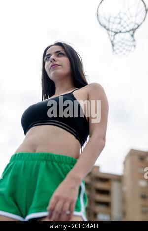 Jeune femme de sport debout en ville Banque D'Images