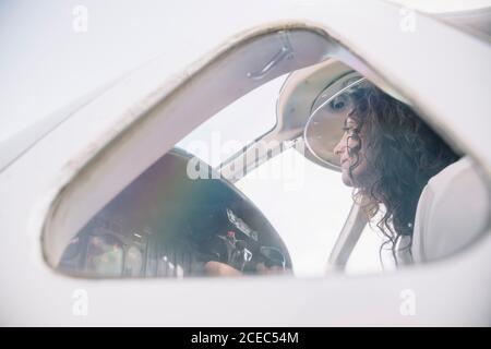 Brunette femme naviguant dans l'avion Banque D'Images