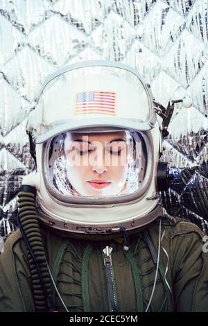 fille portant un vieux casque d'espace Banque D'Images