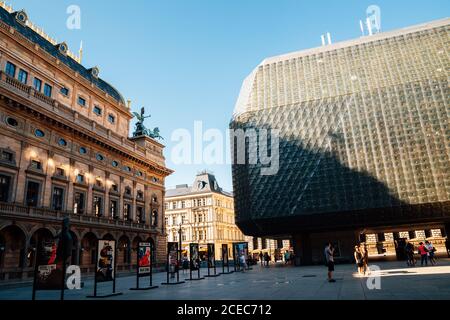 Prague, République tchèque - 27 août 2016 : la nouvelle scène du Théâtre national et de la place du Théâtre national Banque D'Images