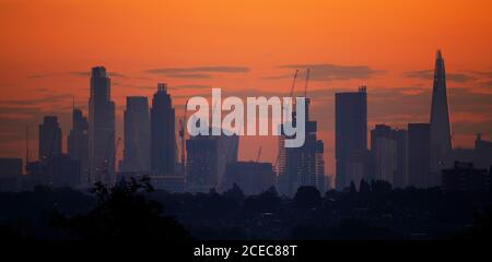 Wimbledon, Londres, Royaume-Uni. 1er septembre 2020. Pause de jour automnale au-dessus de Londres avec les gratte-ciels de City office silhoueté contre un ciel orange d'aube. Crédit : Malcolm Park/Alay Live News. Banque D'Images