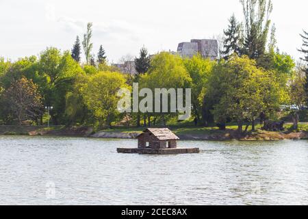 lac avec une cabane de canard en bois au milieu Banque D'Images