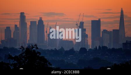 Wimbledon, Londres, Royaume-Uni. 1er septembre 2020. Faites une pause au-dessus de Londres avec les gratte-ciel du bureau de la ville tachés au premier plan contre un ciel orange à l'aube et une fine brume qui surgit au-dessus des maisons du sud de Londres. Crédit: Malcolm Park/Alay Banque D'Images