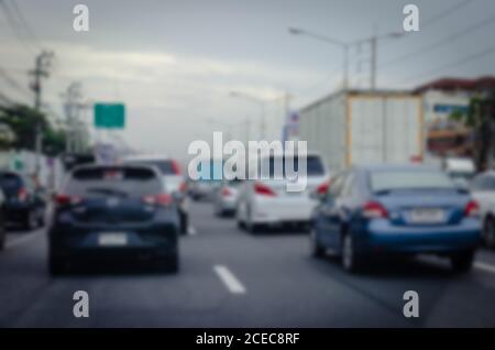 Des embouteillages se produisent sur les routes aux heures de pointe. Banque D'Images