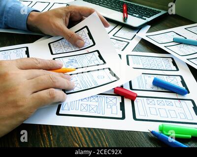 Concepteur d'interface utilisateur UX travaillant avec des esquisses d'applications Web mobiles. Banque D'Images
