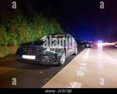 31 août 2020, Bade-Wurtemberg, Boxberg: Le véhicule du Premier ministre Kretschmann (l-r), un véhicule d'escorte ainsi qu'une autre voiture impliquée dans l'accident (derrière lui) sont debout sur le côté de la route après un accident. Kretschmann a survécu à l'accident de la route sans être blessé. Selon un porte-parole du gouvernement, la voiture du chef du gouvernement avait déraillé lundi soir sur l'Autobahn 81 sur une route humide, heurté la barrière contre l'accident et s'est arrêtée sur l'épaule dure. Cependant, deux occupants d'une autre voiture ont été grièvement blessés. Leur voiture avait glissé peu de temps après à la même chose Banque D'Images