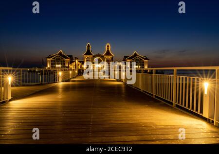 Vue sur la jetée de Sellin sur l'île de Ruegen la nuit Banque D'Images