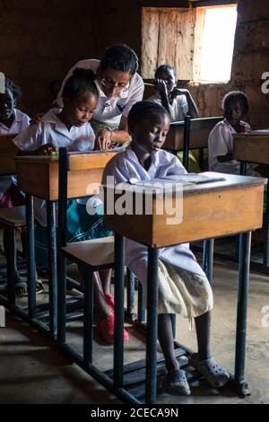 ANGOLA - AFRIQUE - 5 AVRIL 2018 - enseignant et élève en classe Banque D'Images