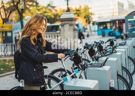 Femme prenant du vélo dans le parc Banque D'Images
