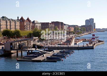 Location de bateaux à Goboat surpeuplés et bain dans le port sur Islands Brygge l'après-midi d'été. Les personnes se baignent ou louent un bateau électrique pour pique-nique. Copenhague, Danemark. Banque D'Images