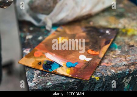 Peintures colorées sur palette Banque D'Images