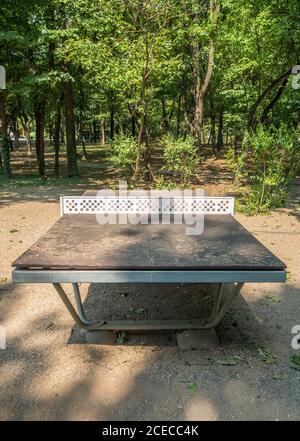 Tables de ping-pong usées dans le parc Herestrau, Bucarest. Tables de tennis extérieures en métal. Banque D'Images