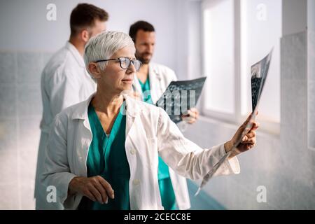 Groupe de médecins qui examinent l'acquisition ct à l'hôpital pour établir un diagnostic Banque D'Images