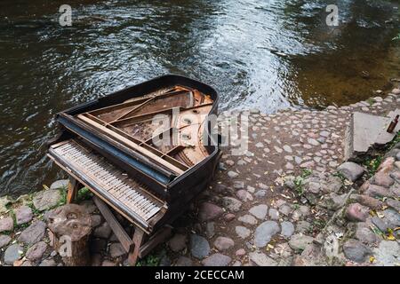 Piano cassé à proximité du lac Banque D'Images