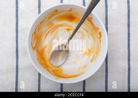 Plat sale, assiette avec cuillère et sauce, vue de dessus Banque D'Images