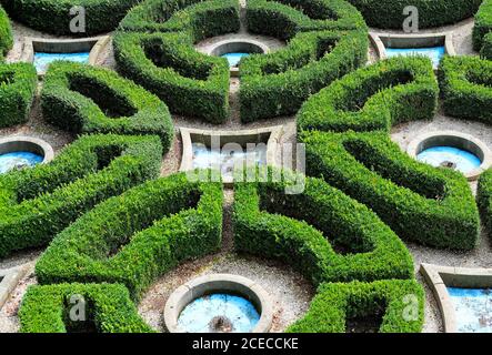 Jardin topoaire baroque symétrique avec buis et bassins d'eau sur la terrasse du château de Ksiaz en haute Silésie, Pologne Banque D'Images