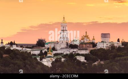 Belle vue sur Kiev Pechersk Lavra au coucher du soleil à Kiev, Ukraine Banque D'Images