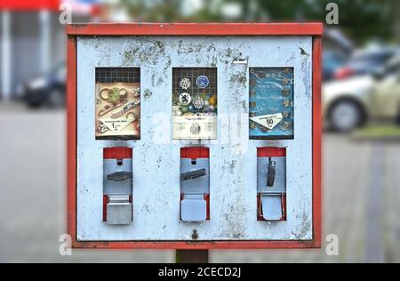 08/30/2020, Schleswig, une machine à mâcher à l'ancienne, en partie toujours avec des prix D-Mark, dans un état sale et non sanitaire. | utilisation dans le monde entier Banque D'Images