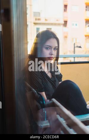 Femme attentionnés assise dans un fauteuil Banque D'Images