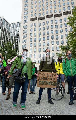 Manifestants à l'extérieur du bâtiment Shell, manifestation de la rébellion d'extinction, Jubilee Gardens, Londres, 28 août 2020 Banque D'Images