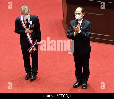 Taipei, Taïwan. 1er septembre 2020. « Je suis taïwanais », a déclaré le président du Sénat tchèque Milos Vystrcil au Parlement de Taïwan après qu'il ait été décoré d'une médaille pour la diplomatie parlementaire par son président Yu Shyi-kun (à droite), le 1er septembre 2020. Crédit : Michal Krumphanzl/CTK photo/Alay Live News Banque D'Images