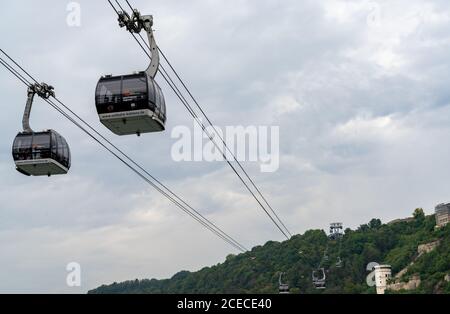 Koblenz, RP / Allemagne - 1er août 2020 : vue sur le téléphérique de Koblenz transportant des touristes à travers le Rhin Banque D'Images