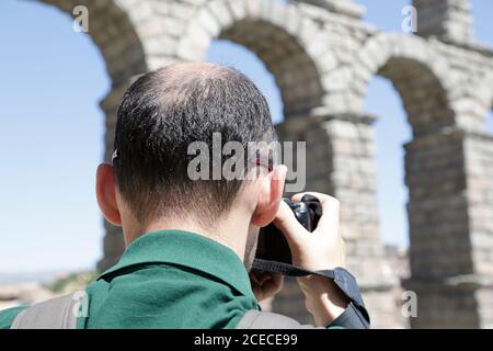 Photographe prenant une photo de l'aqueduc de Segovia, Castille et Leon, Espagne Banque D'Images