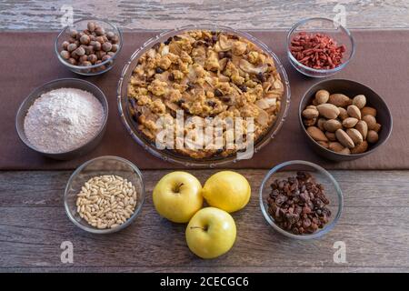 Tarte aux pommes rustique avec des ingrédients sains et naturels Banque D'Images