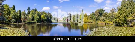 Vue sur l'étang de dix pieds dans Sheffield Park Garden, un jardin paysager informel par Capability Brown dans East Sussex, près de Haywards Heath, se Angleterre Banque D'Images